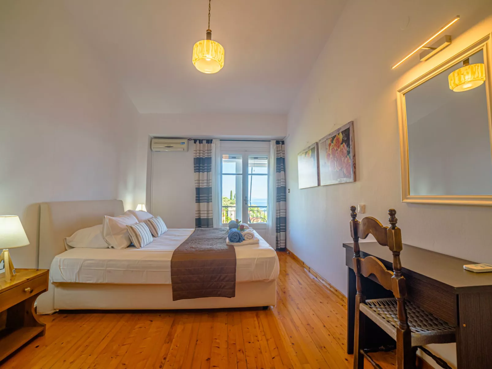 "Zeus" mit Infinity Pool-Drinnen