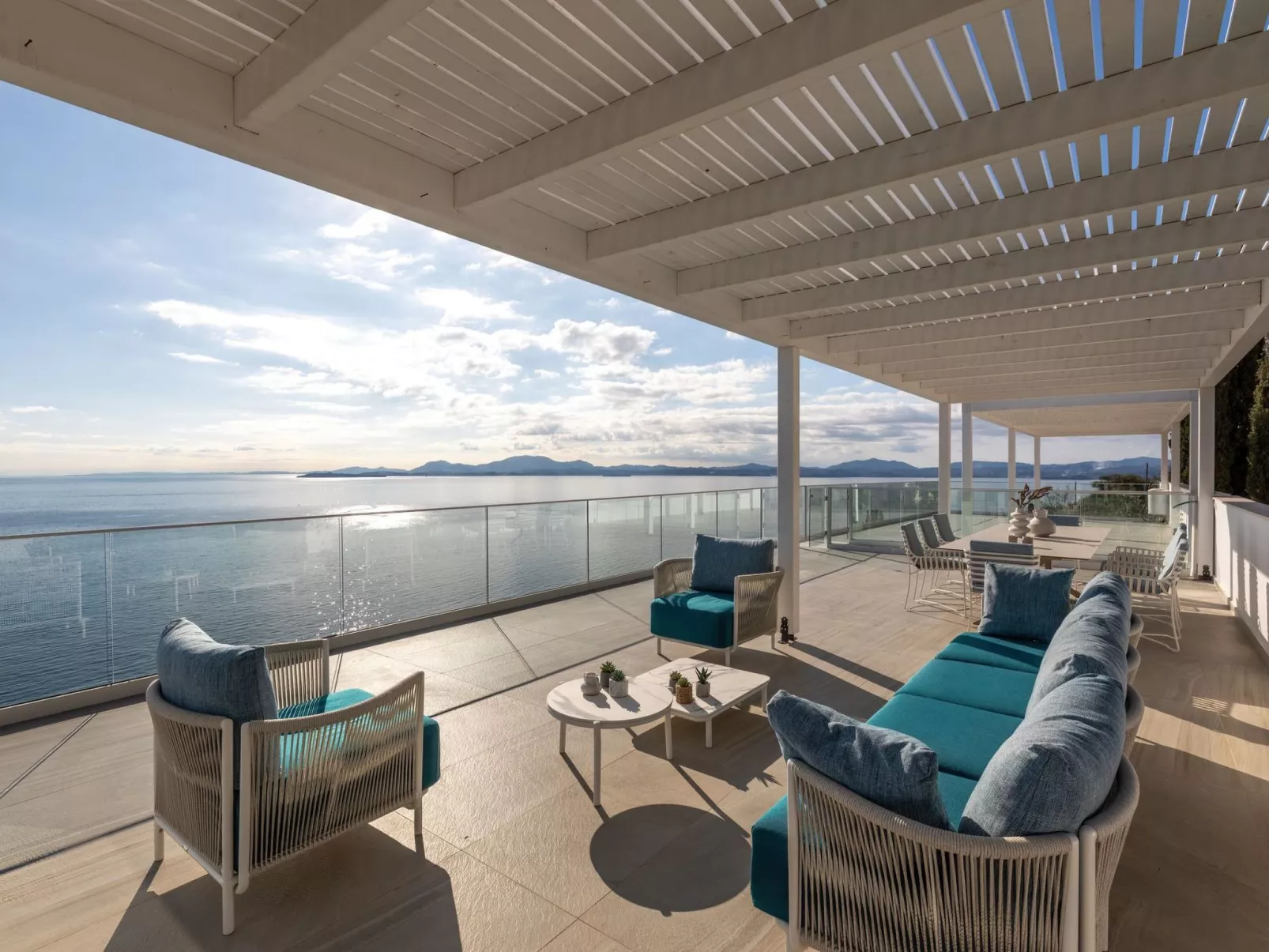 Luxuriöses Apartment mit zwei Schlafzimmern und Meerblick-Inside