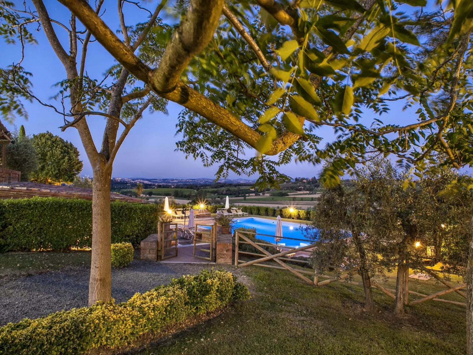 Sanguineto' Wohnung mit Schwimmbad-Draußen