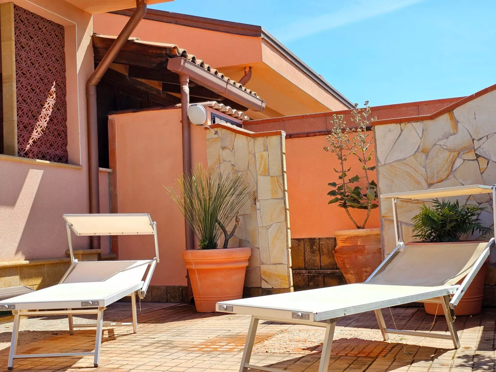 Helle mediterrane Villa mit Veranda und Garten-Outside