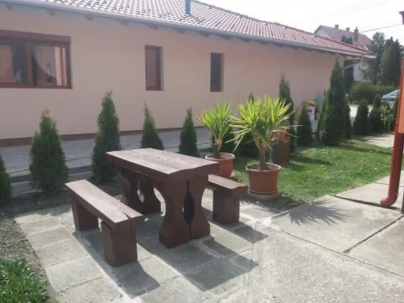 Mit Terrasse, Garten und Grill-Outside