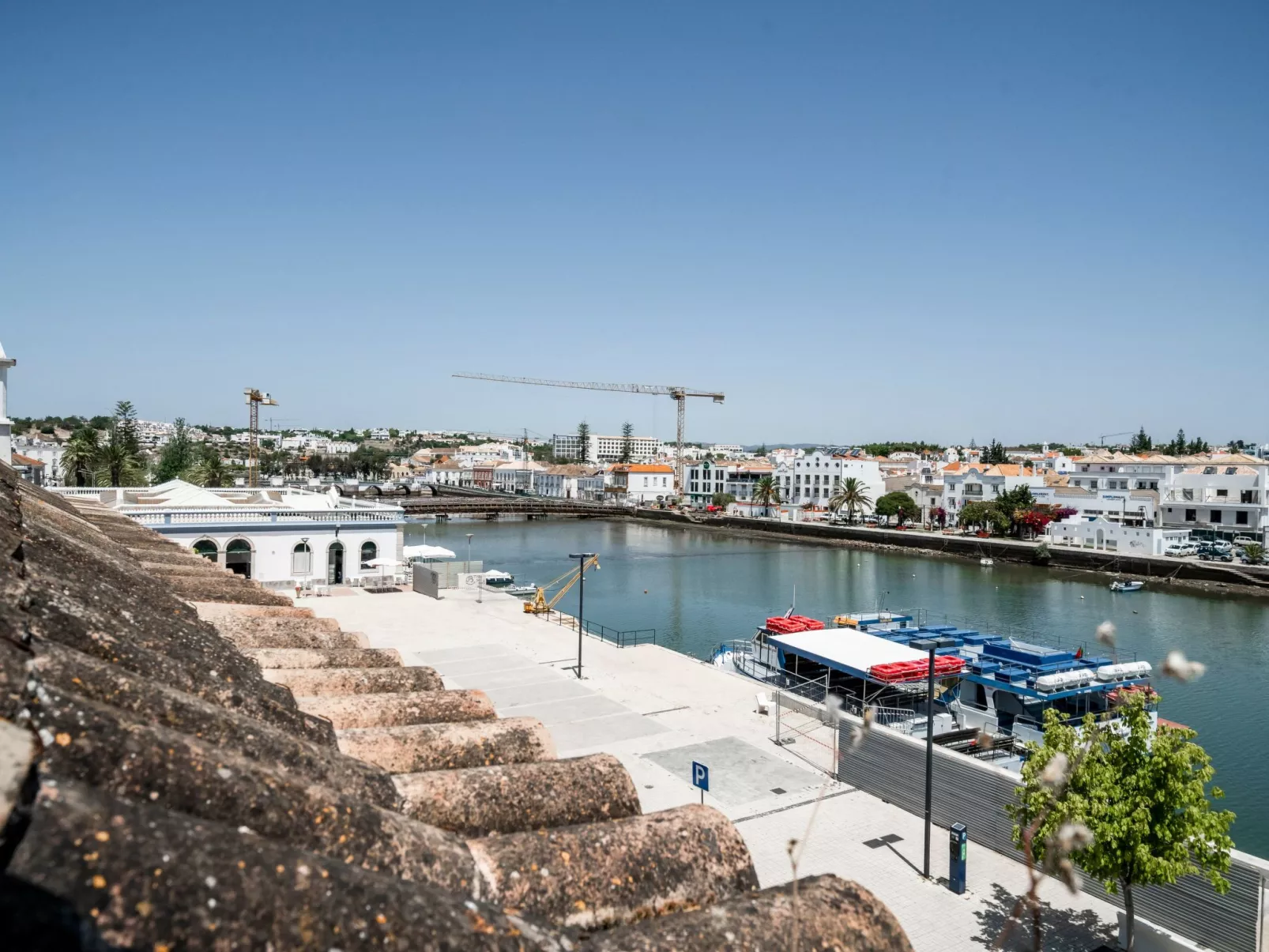 Haus am Flussufer-Draußen