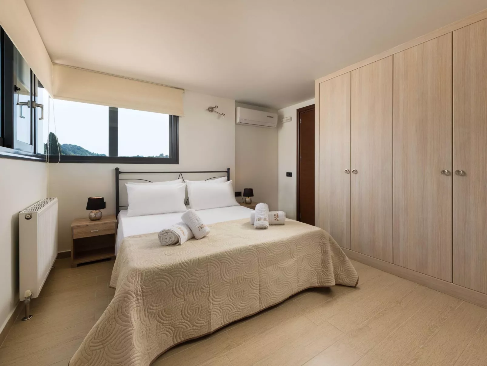 Luxuriöse Ferienvilla Elena-Image-tags.info