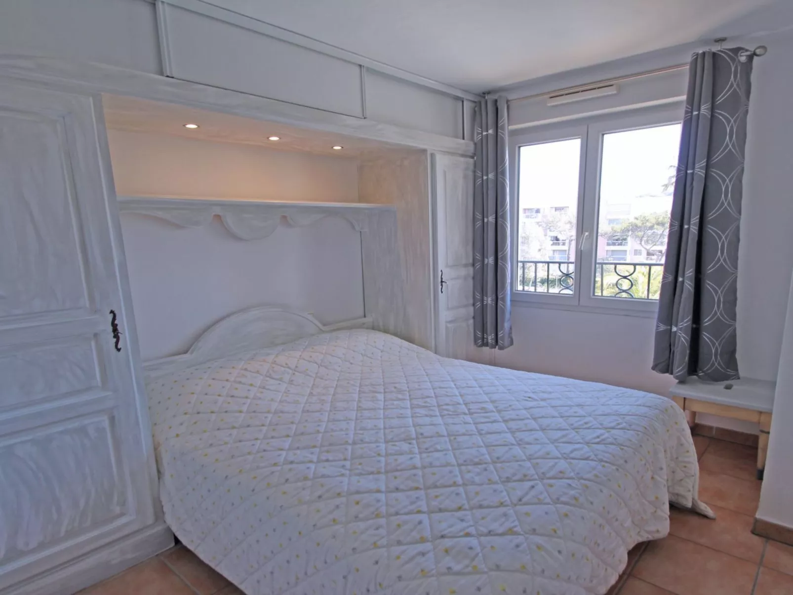 Wohnung mit Klimaanlage und Wifi-Drinnen