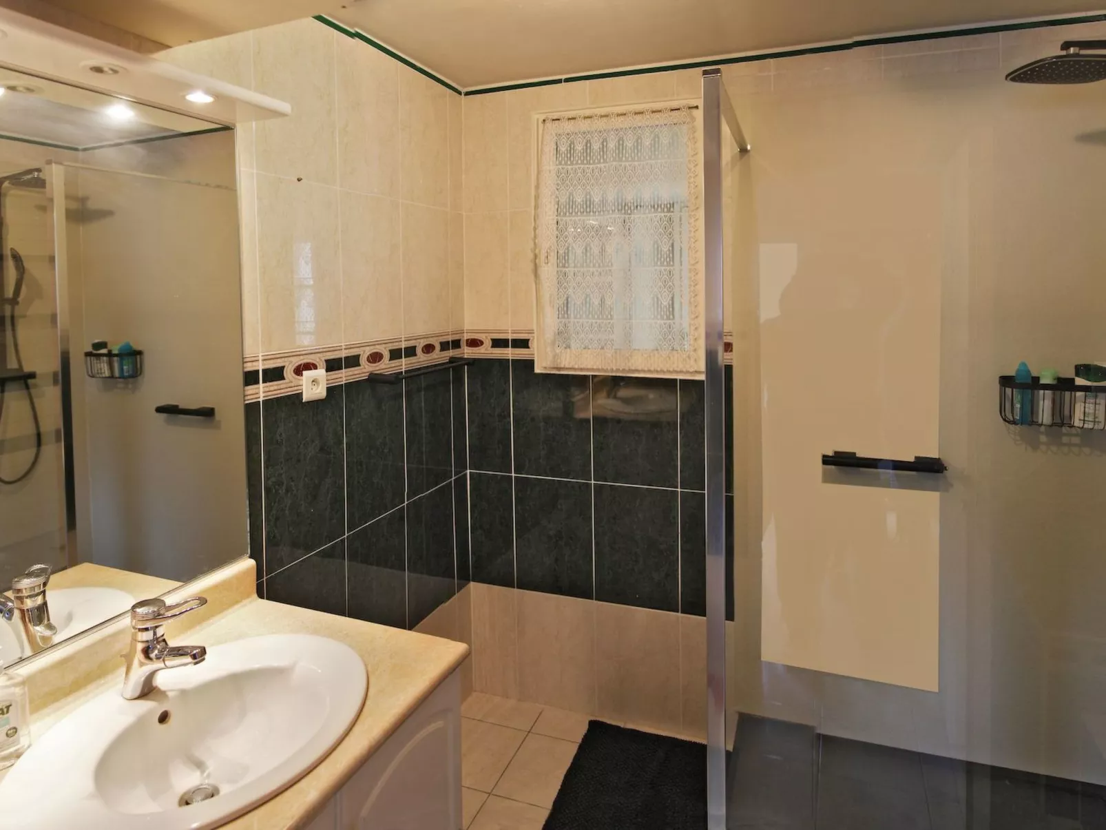 Wunderschönes Dorf am Meer-Drinnen