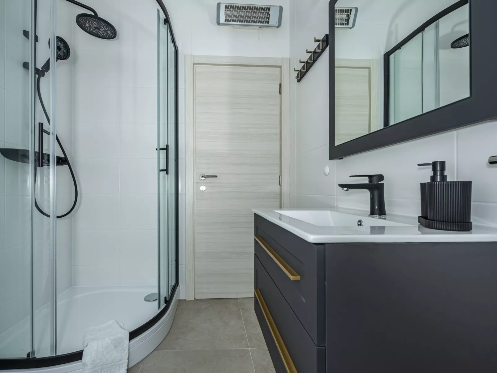 Familienappartement Balkon und Loggia mit Meerblick-Dedans