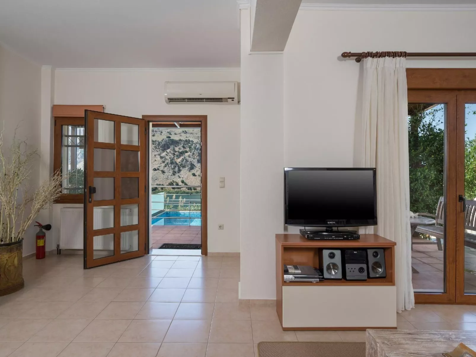 Wunderschöne Villa mit Seeblick und Pool in der Nähe von Restaurants-Image-tags.info