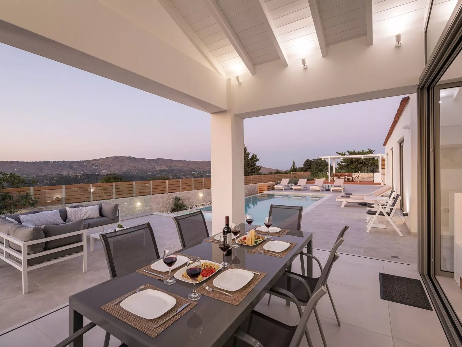 Villa White Harmony 6km vom Strand entfernt mit Pool-Dedans