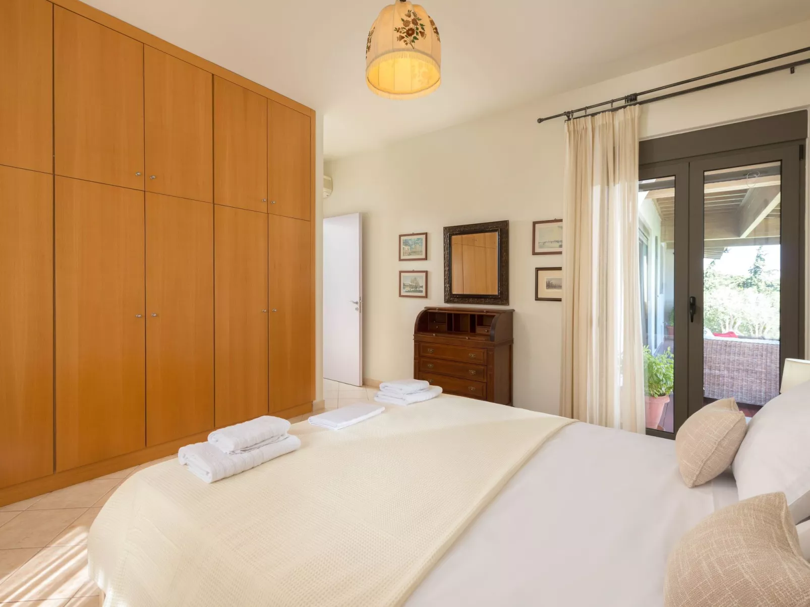 In Sgourou mit Parkplatz, Blick ins Grüne-Dedans