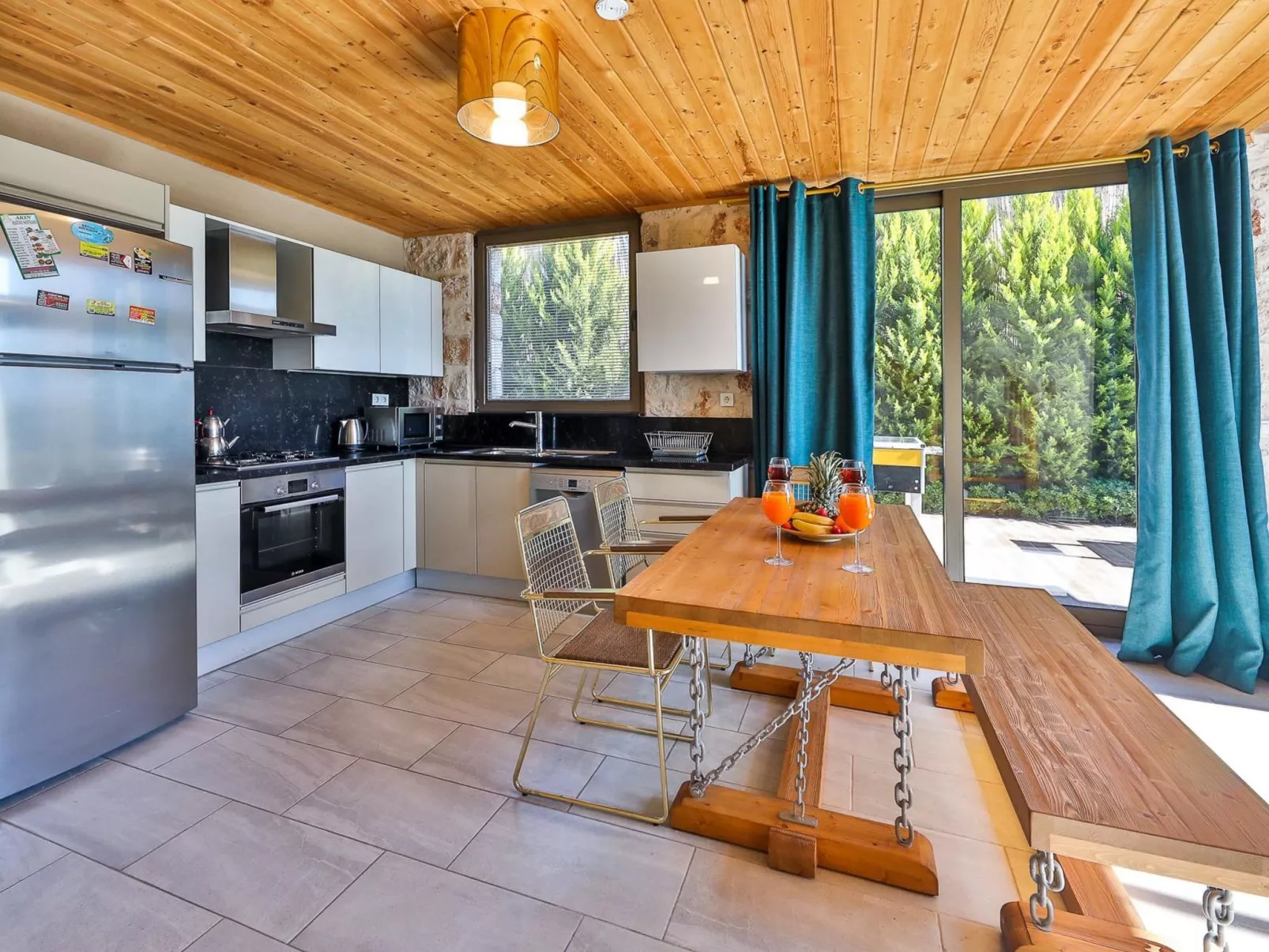 Traditionelles Natursteinhaus mit Sichtschutzpool-Image-tags.info