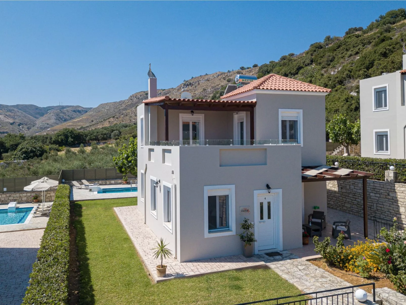 Familienvilla mit Pool und Tischtennisplatte-Image-tags.info