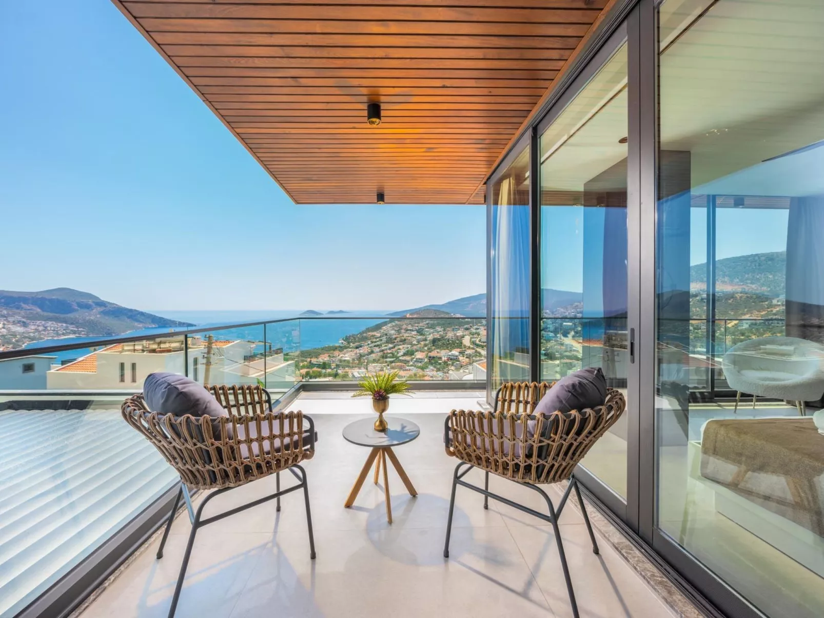 Designvilla mit Pool und spektakulärer Aussicht-Outside