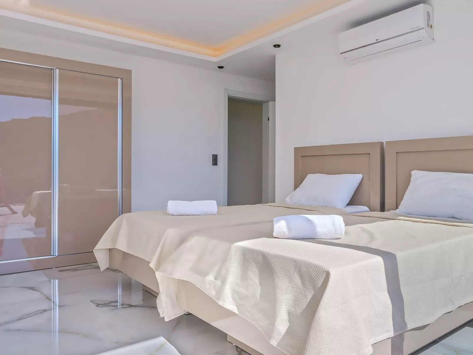 Schöne Villa mit Pool, Blick auf Meer und Tal-Drinnen