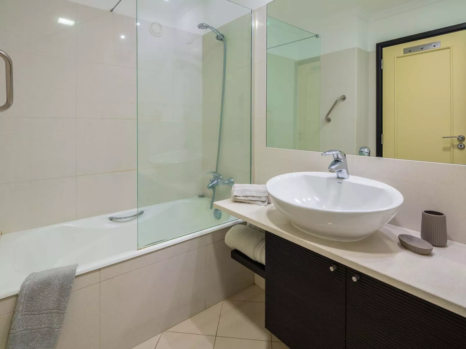 Modernes Terrassenapartment am Meer-Inside