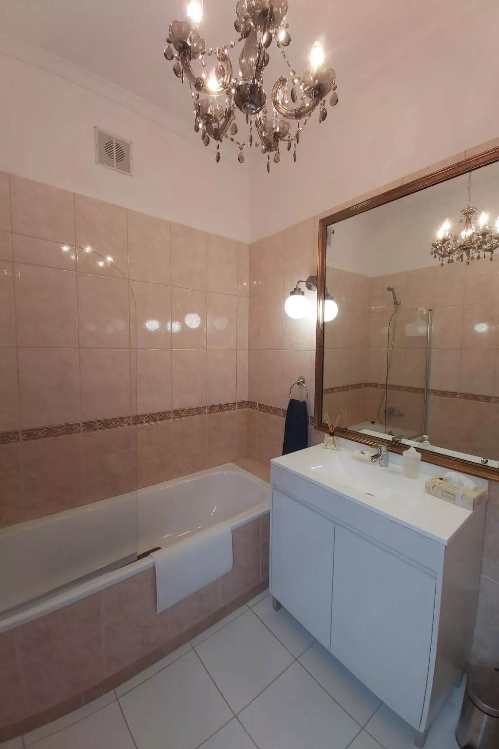 Cottage aus Stein mit Blick auf das Wasser-Dedans