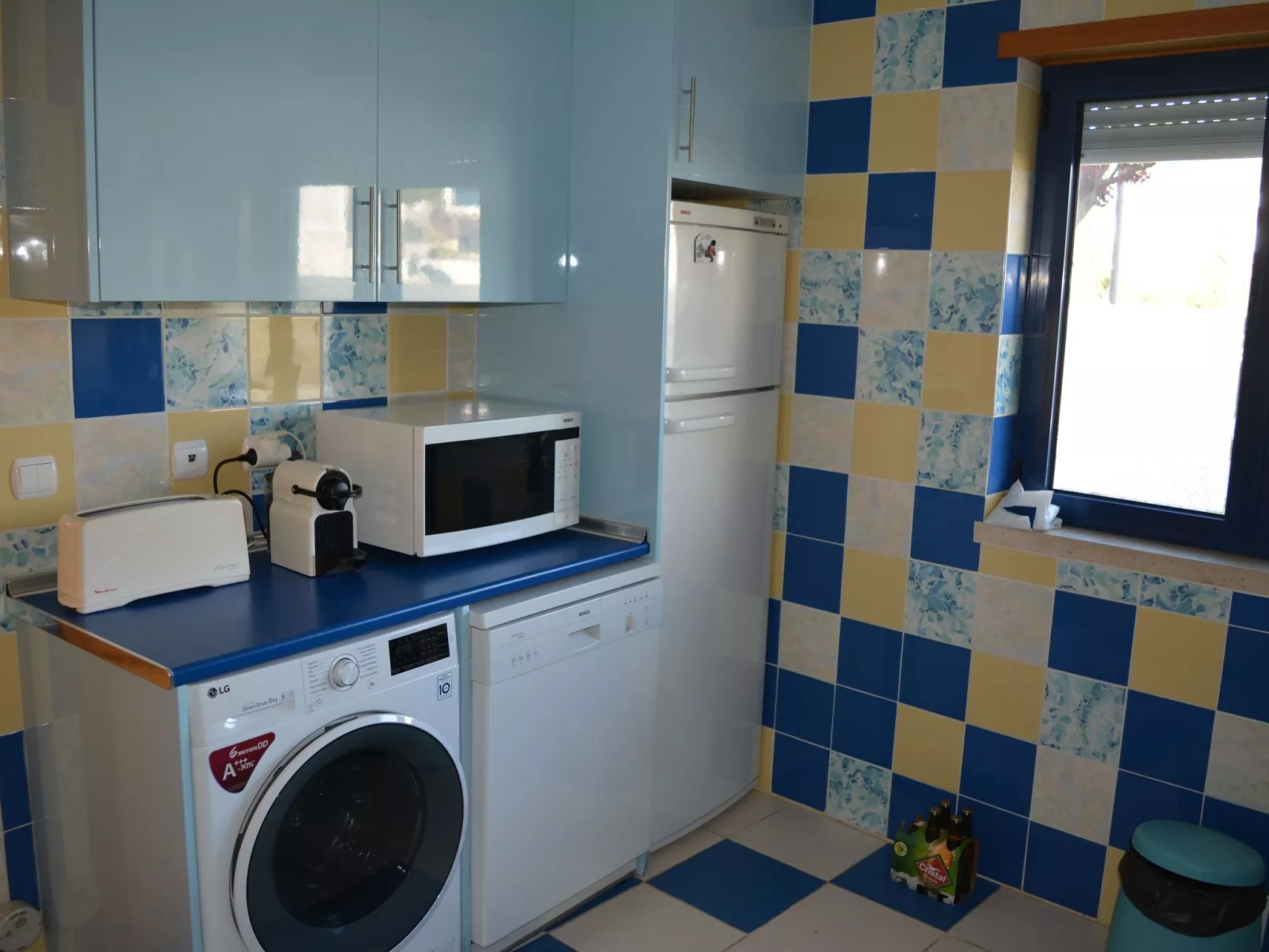 Zwei-Bett-Apartment mit großem Pool-Dedans