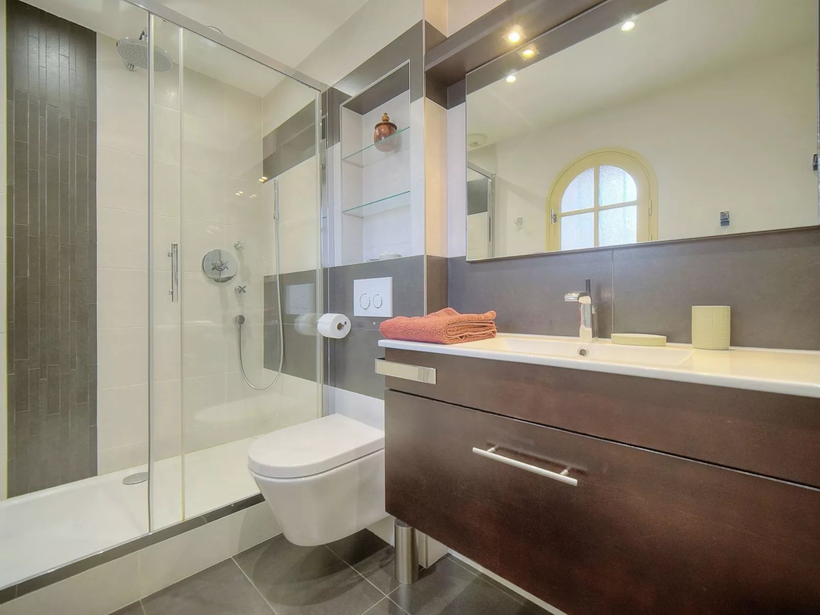 Loftartige Wohnung in ruhiger Lage in Cannes-Drinnen