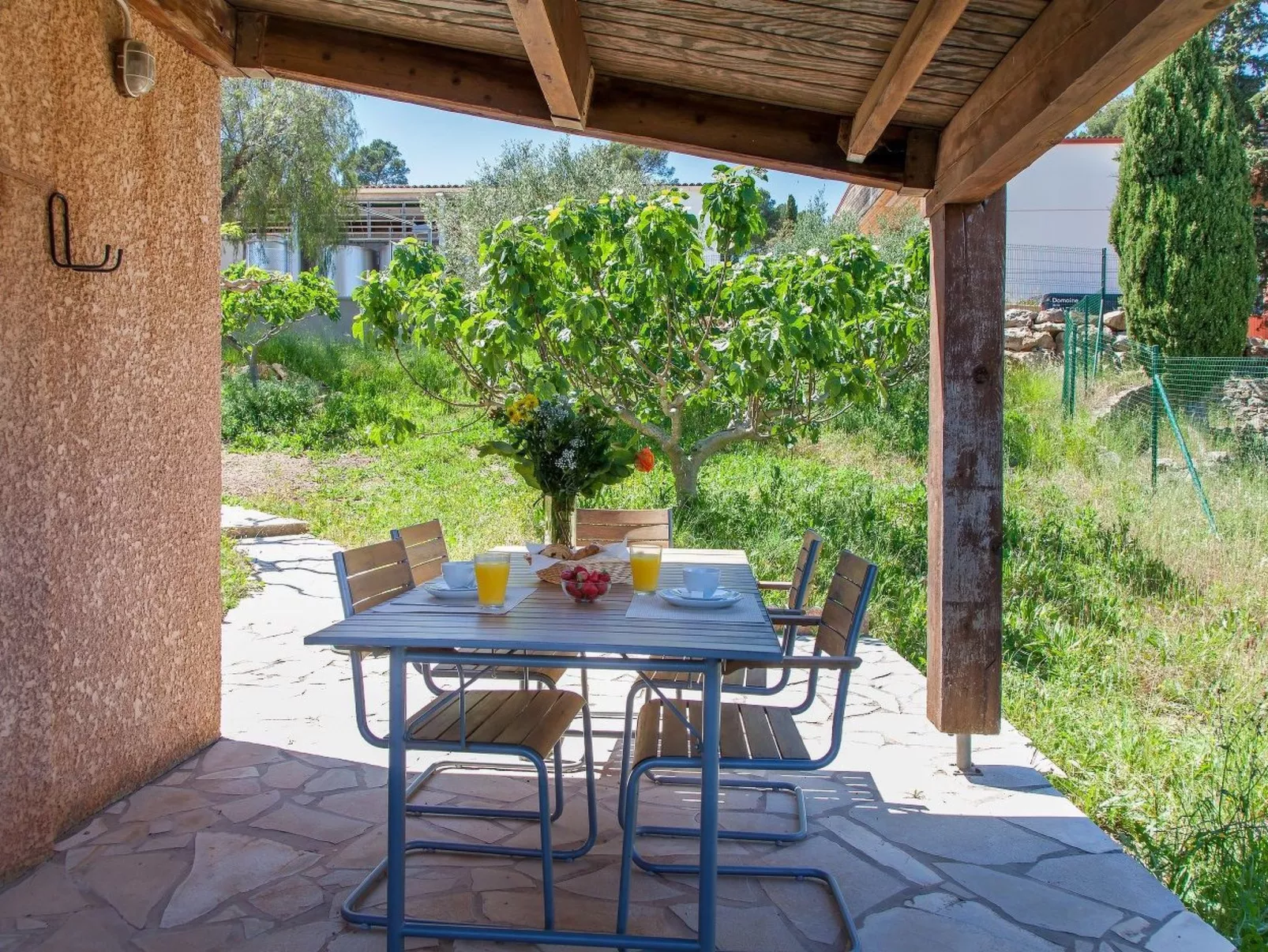 Im Herzen der Weinberge, schattige Terrasse umgeben von Grün, Pool - Draußen