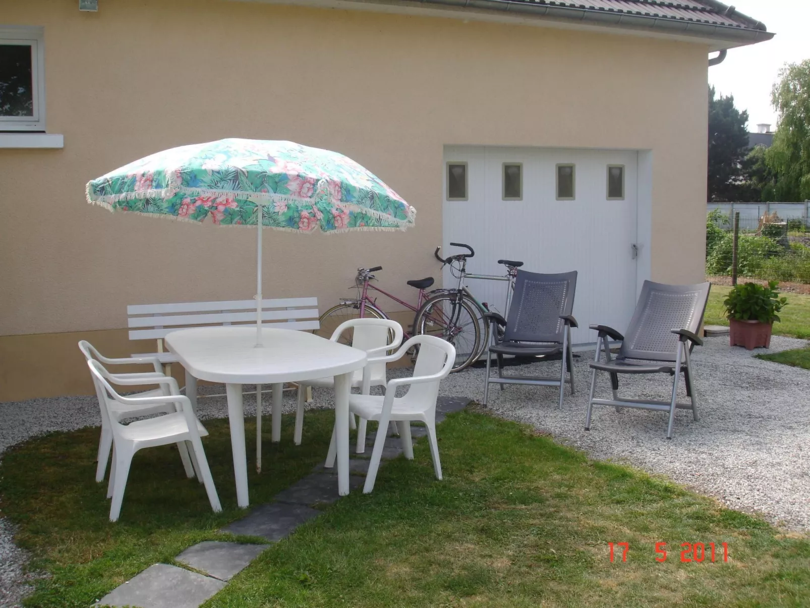 "Pavillon" mit eigenem Parkplatz-Draußen