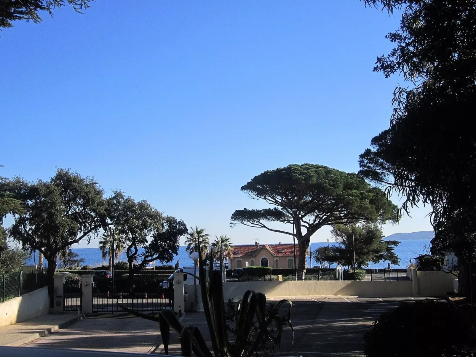 "La petite maison Maximoise" (Das kleine Haus Maximoise)-Outside