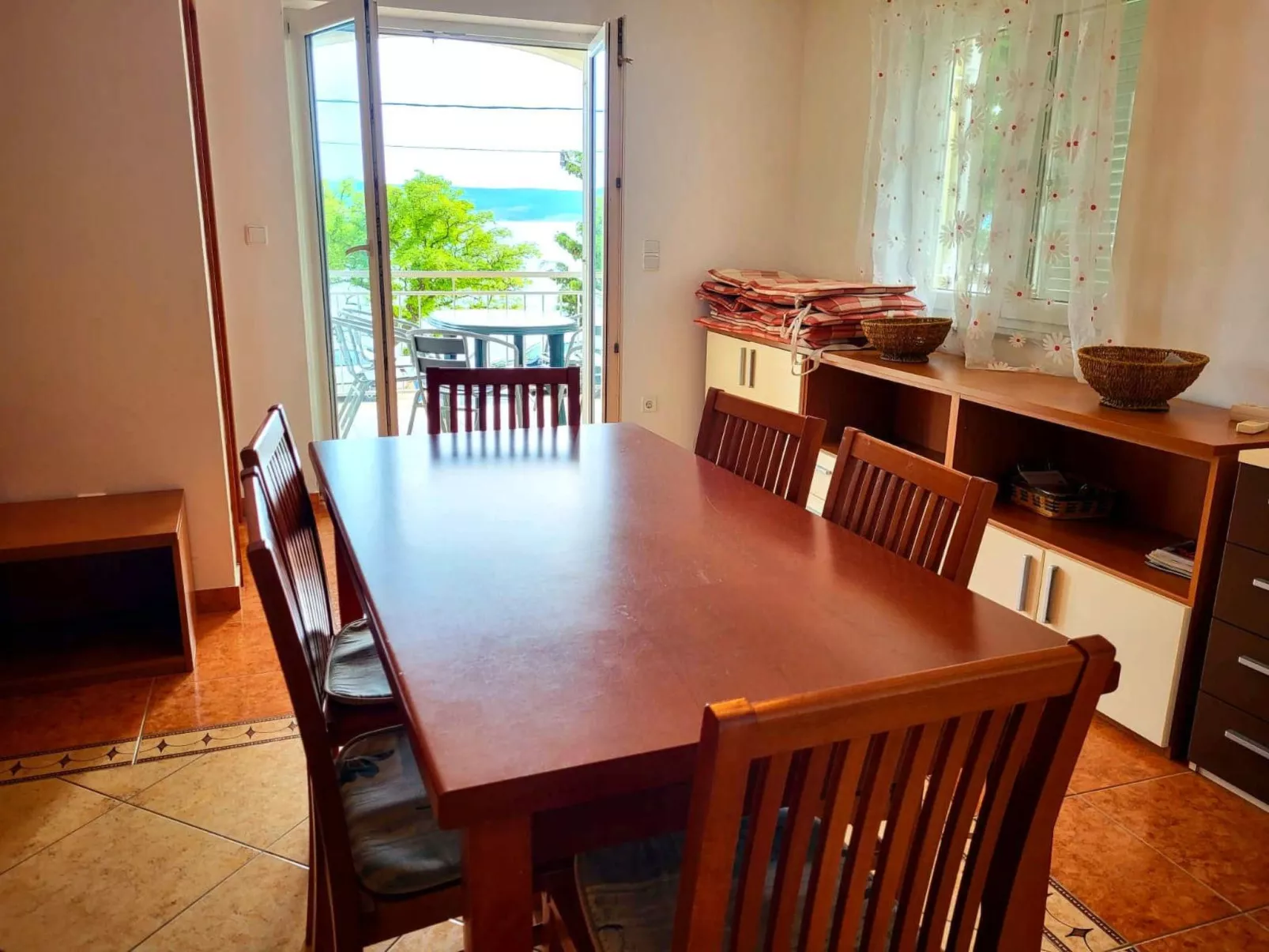 "Bribirska Obala" direkt am Strand-Drinnen