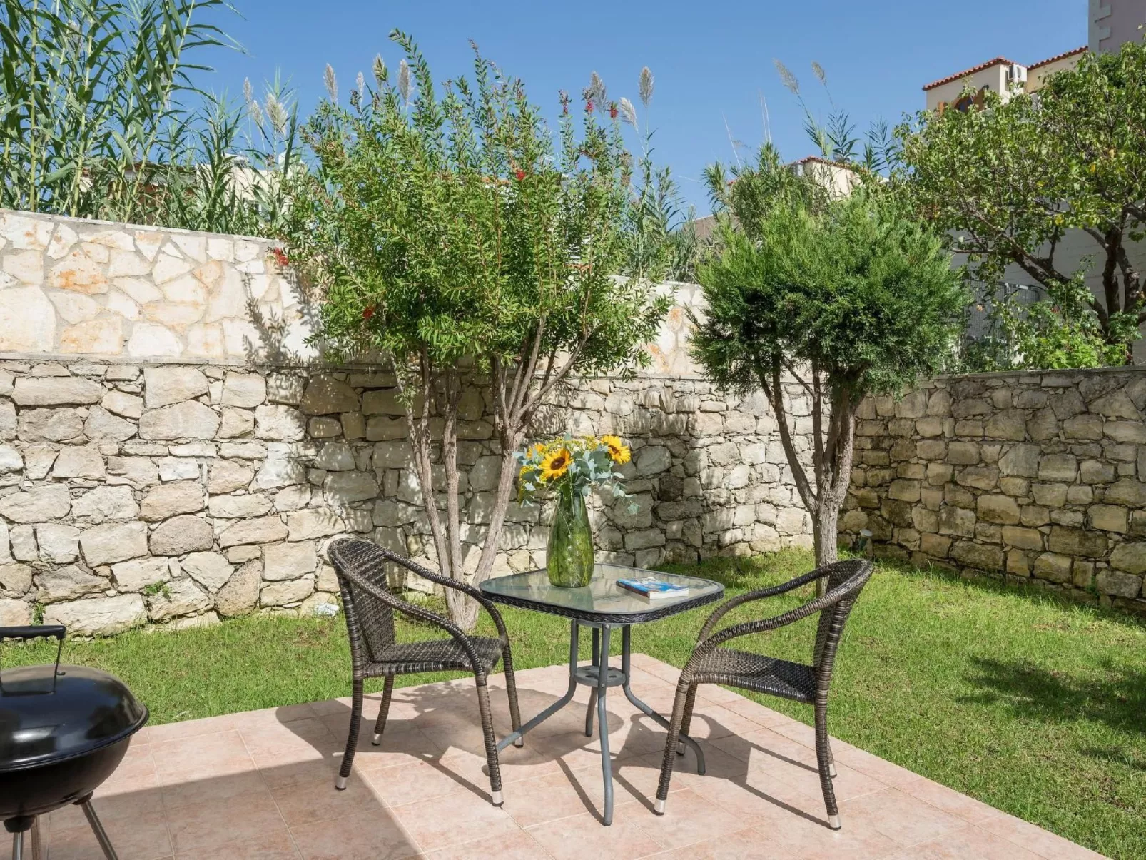 Villa mit Seeblick und Pool in der Nähe von Restaurants-Draußen