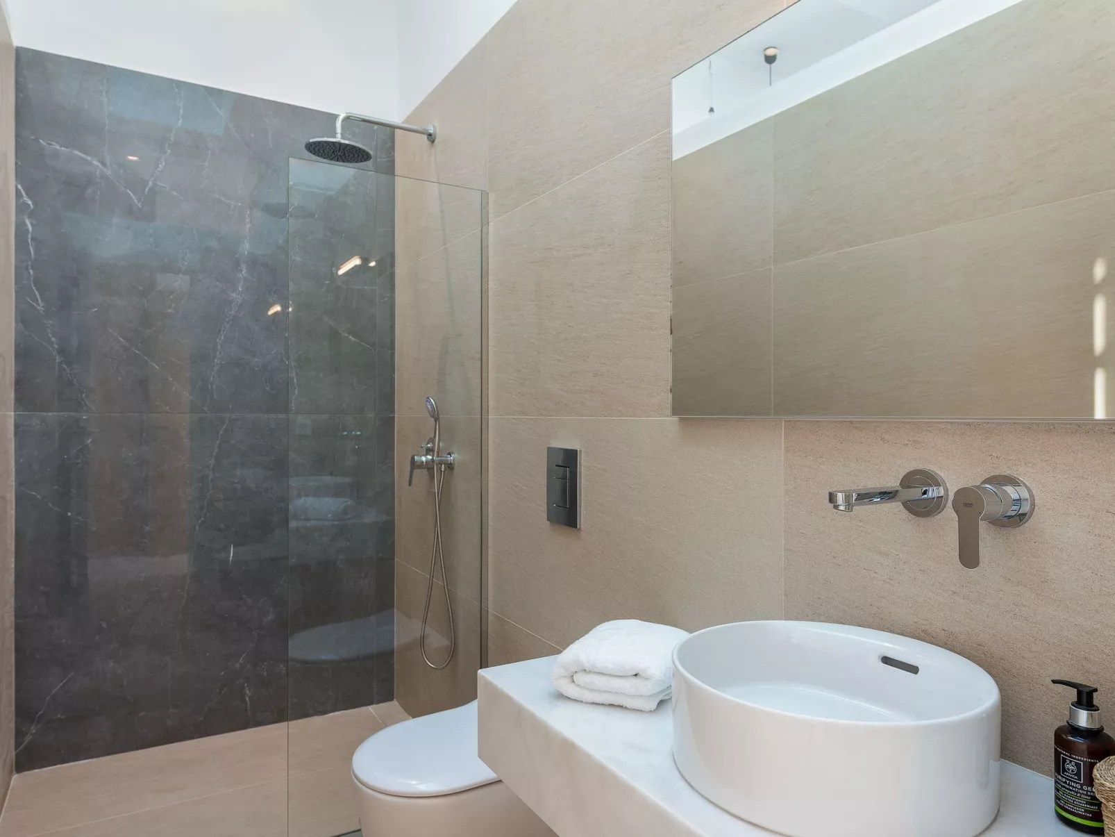 Neue einzigartige Villa mit atemberaubender Aussicht in Strandnähe-Drinnen