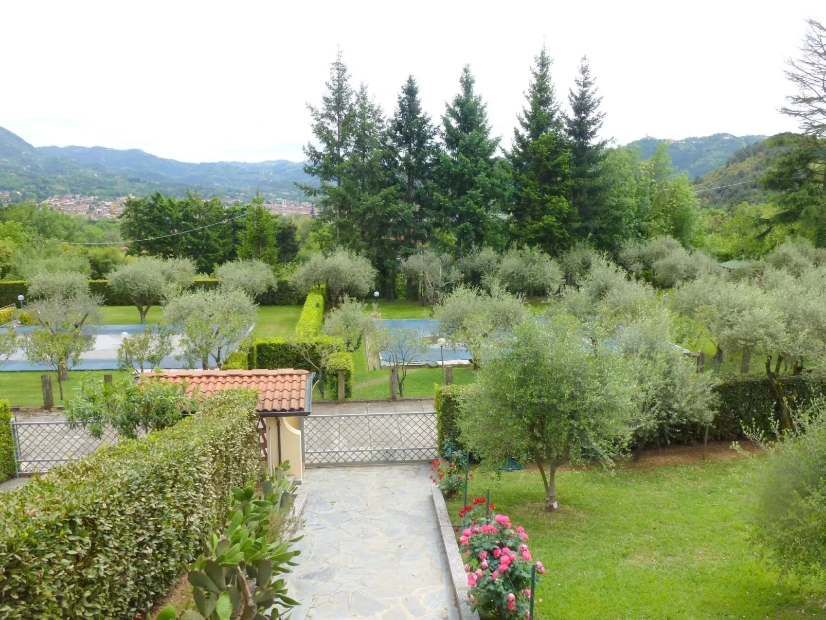 Tolles Ferienhaus in Camaiore mit Privatem Pool-Outside