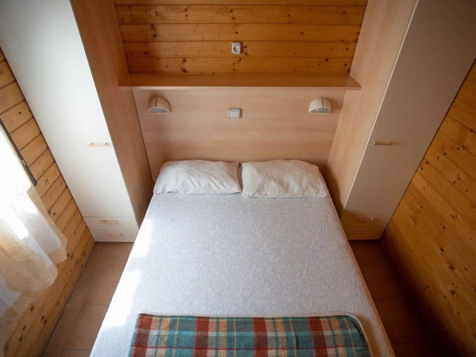 Bungalow aus Holz mit Veranda und nah am Strand.-Dedans