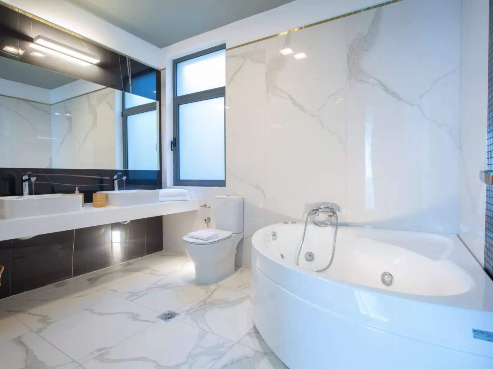 Milos Bay Villas- Brandneue moderne Villa mit spektakulärem Blick auf den Stran-Drinnen