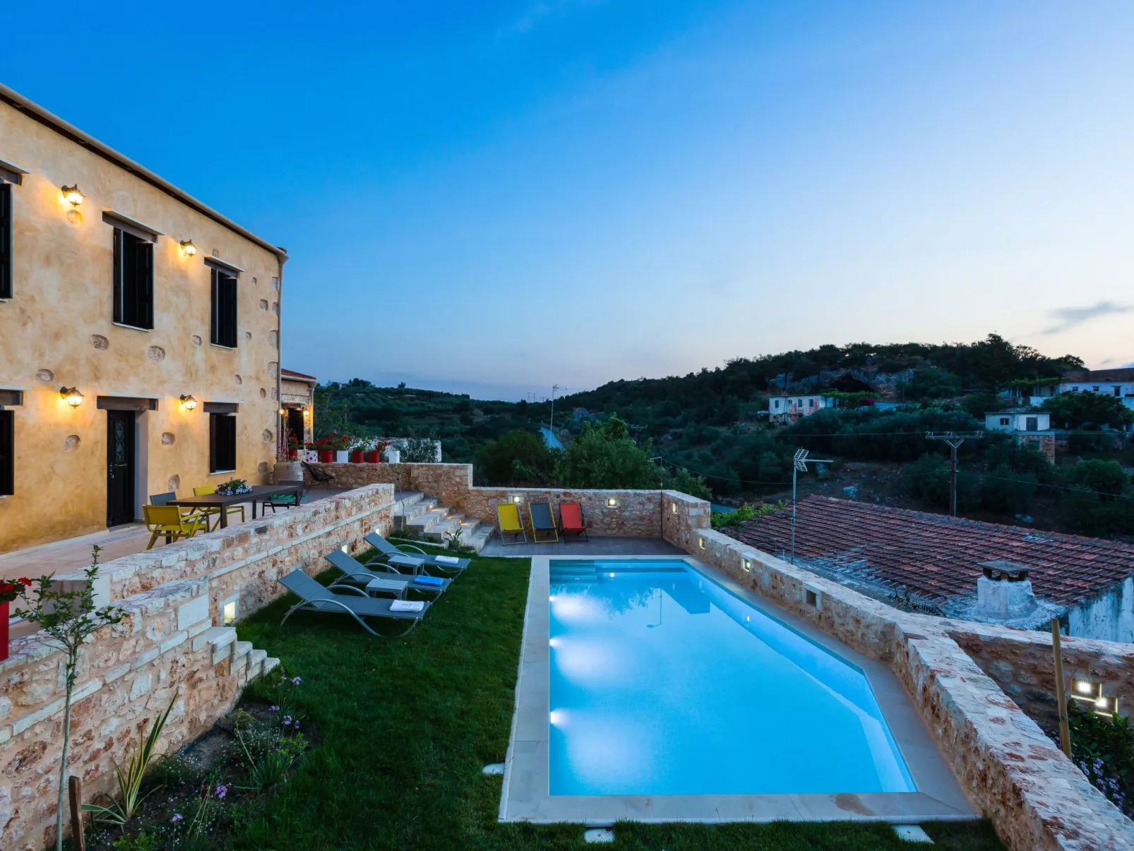 Freistehendes Ferienhaus mit großem Pool-Draußen