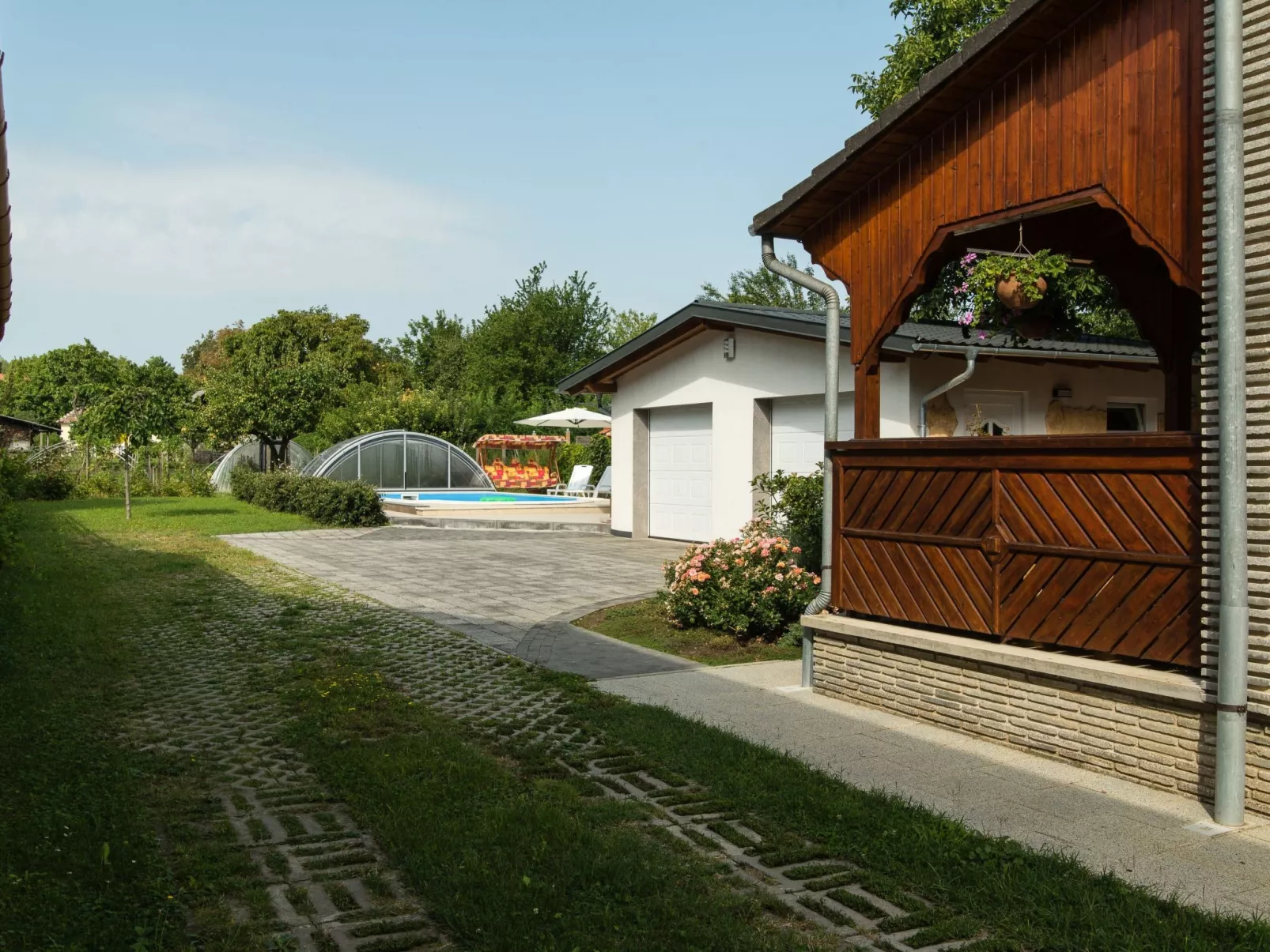 Mit Swimmingpool für 10 Personen-Dehors