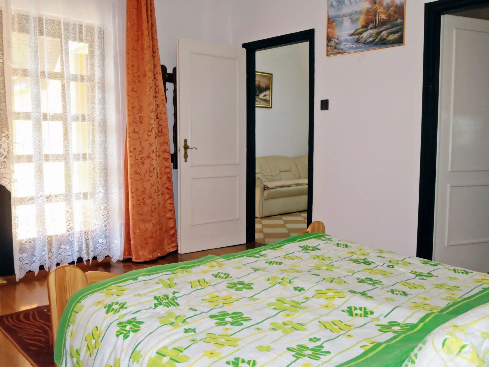 Stimmungsvolle Ferienwohnung mit großem Garten-Dedans