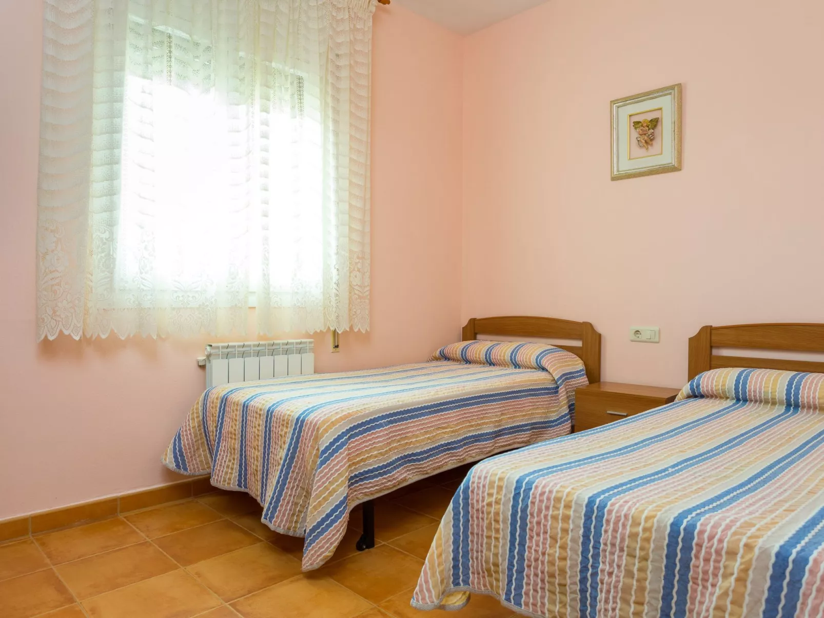 Großes Haus mit Schwimmbad und Barbecue-Drinnen