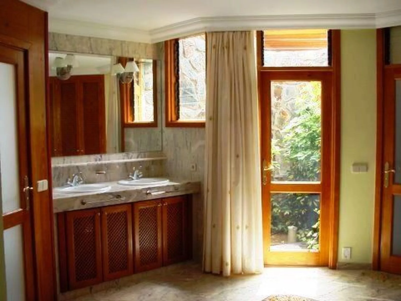 Villa mit Garten, Pool , Grill und Terrasse-Dedans