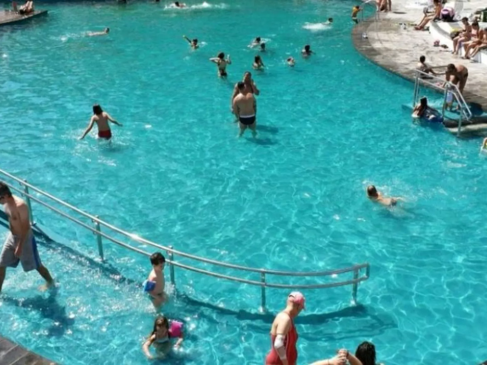 Luxuriöser Rückzugsort mit direktem Meerzugang und Pool-Outside