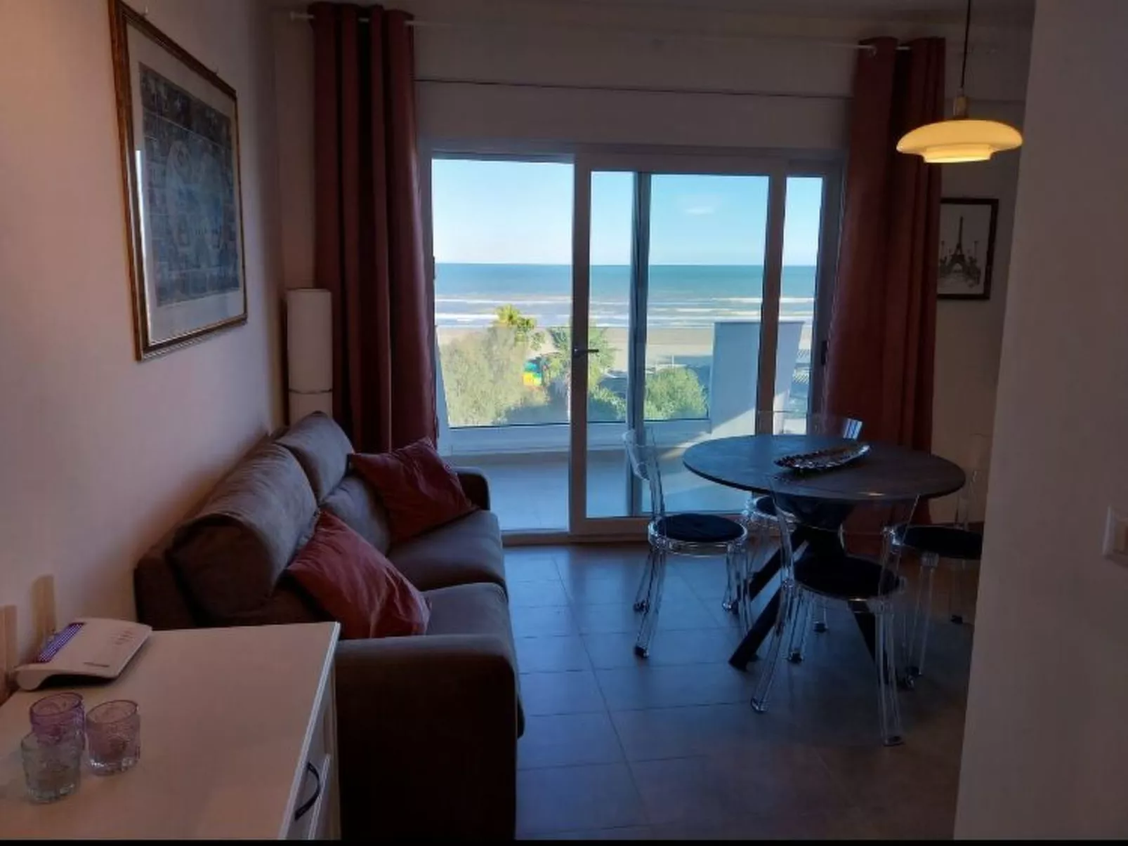 Helle und neue Ferienwohnung direkt am Strand-Drinnen