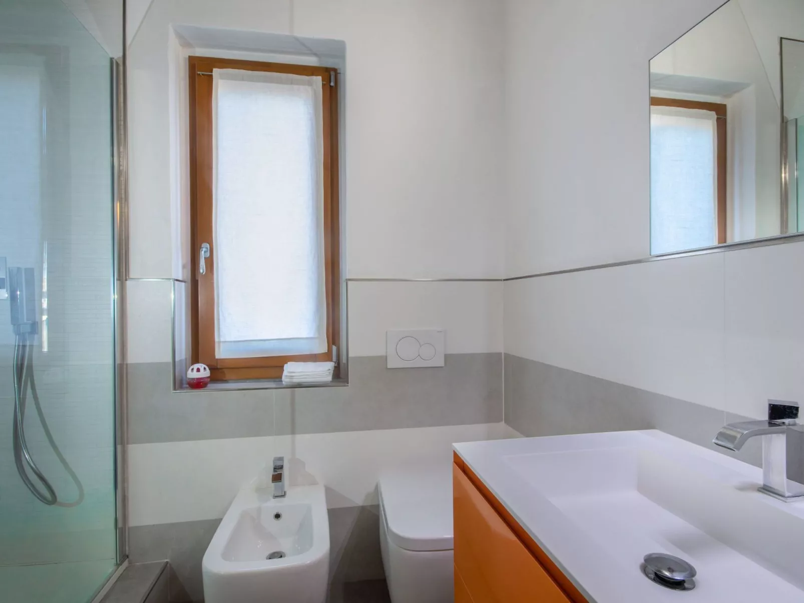 Modernes Haus mit Garten und privatem Parkplatz-Image-tags.info