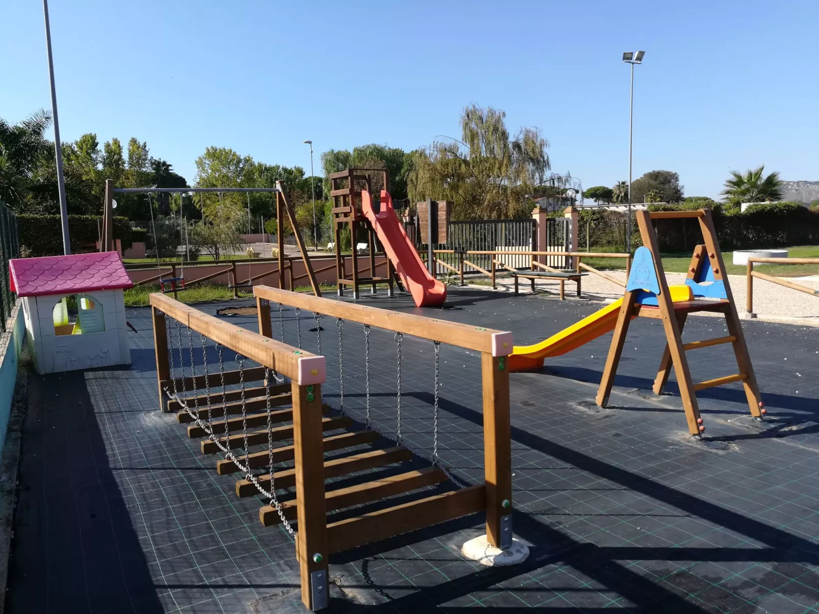 Charmantes Haus in Fondi mit überdachter Veranda-Outside