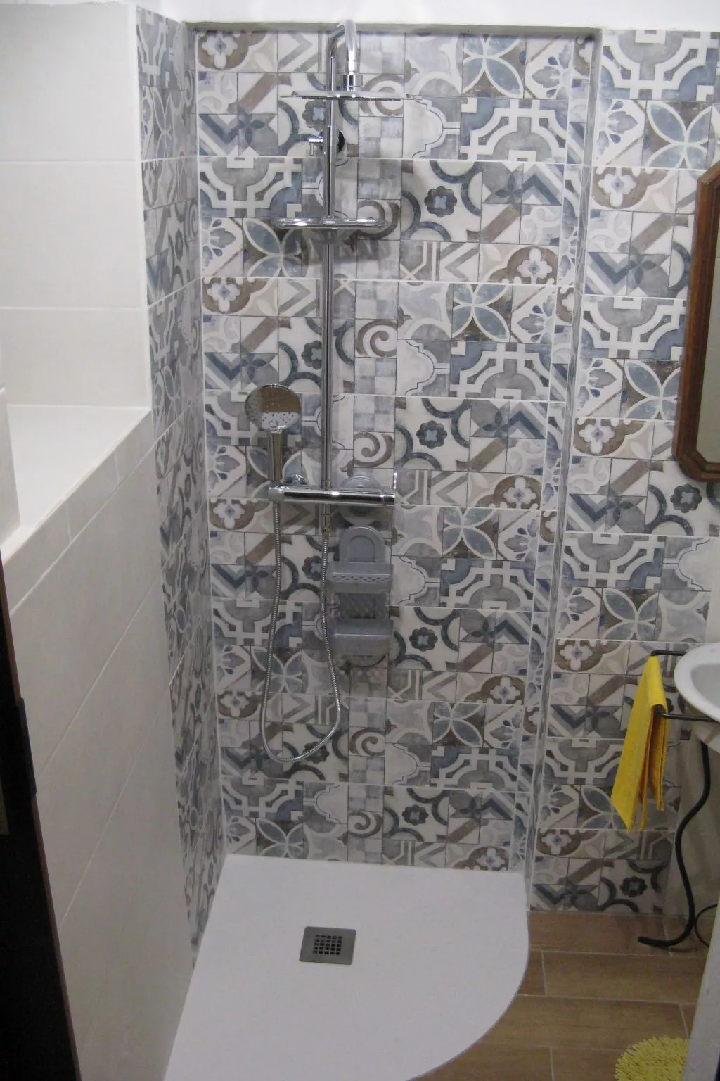 Typisches Bauernhaus mit holzbefeuertem Kamin-Dedans