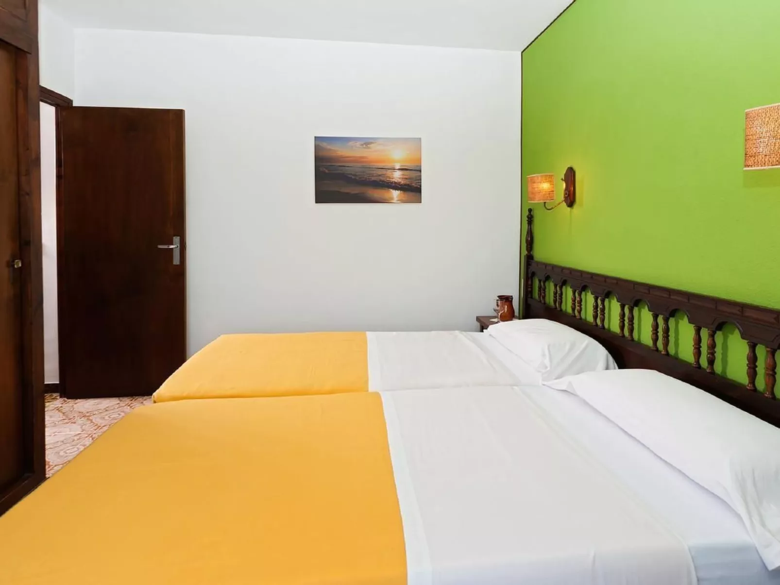 Mit Blick auf das Wasser-Dedans