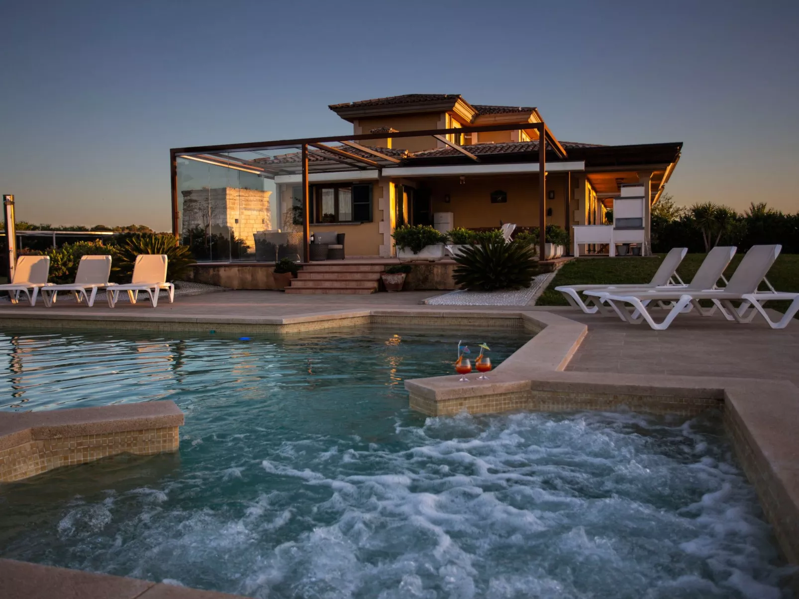 Can Vanrell, mit Schwimmbad, Jacuzzi und Rasenfläche.-Outside