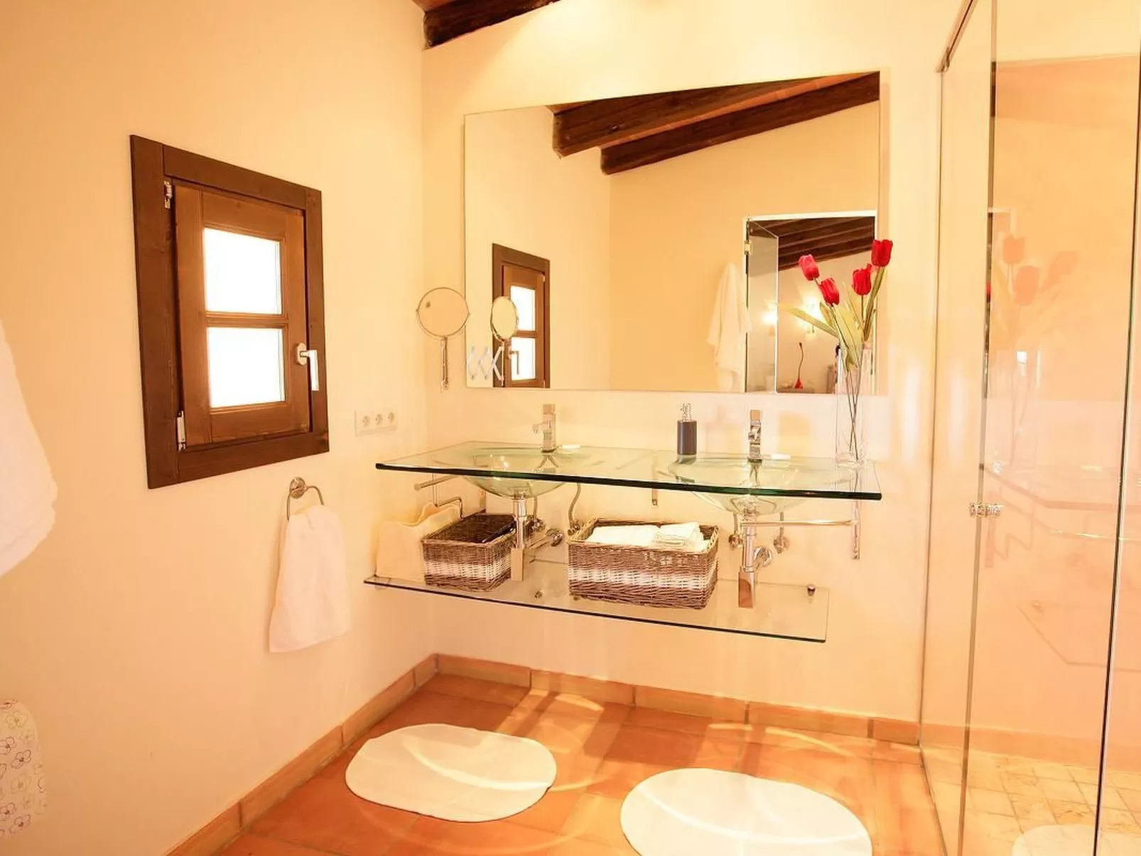 Mit großem Pool,  parkähnlichen Garten-Image-tags.info