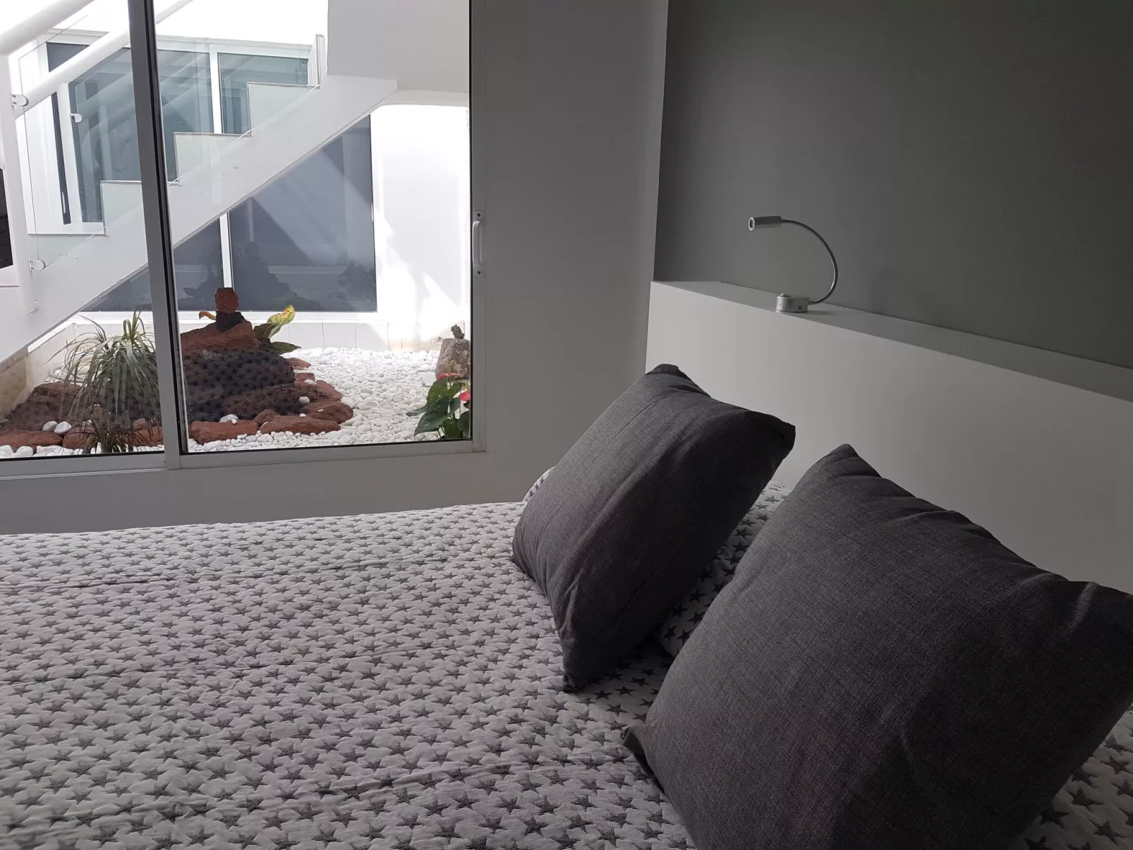 Widder vor dem Meer-Drinnen