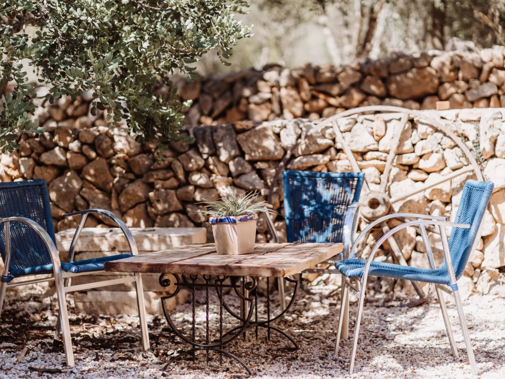 Mit eigenem Garten und Schwimmbad.-Draußen