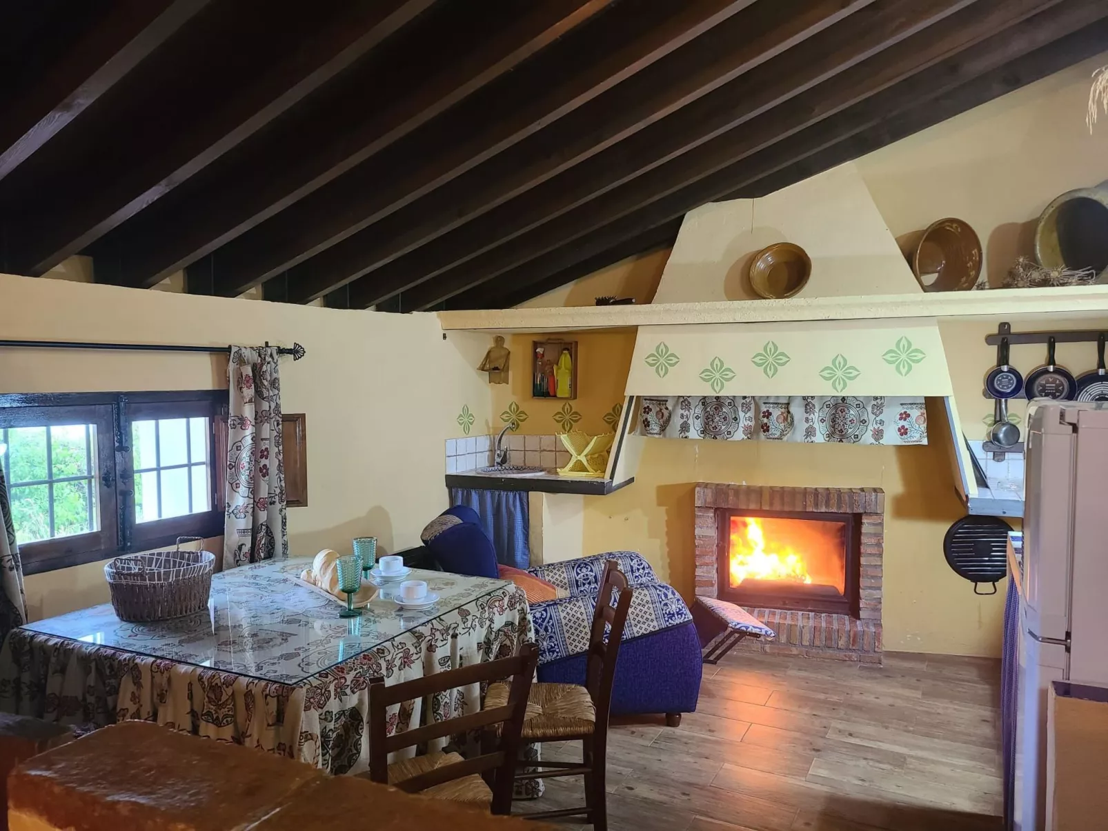 Schöne Ferienwohnung in Iznájar mit Garten, Terrasse und Grill-Drinnen