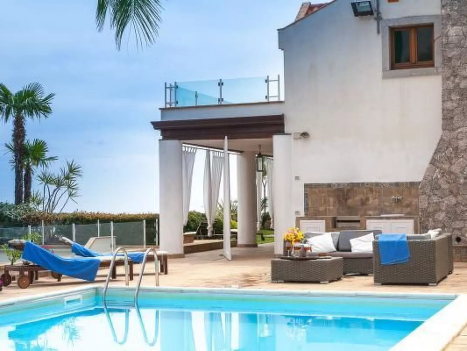 Wohnung mit Meerblick, Balkon und Pool-Image-tags.info