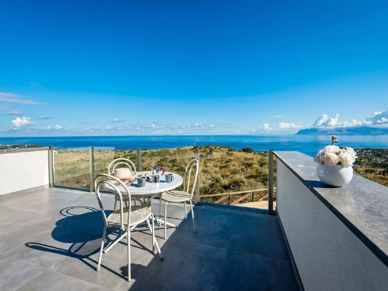 Villa "Rocchi Livreri" mit Blick auf das Wasser-Image-tags.info