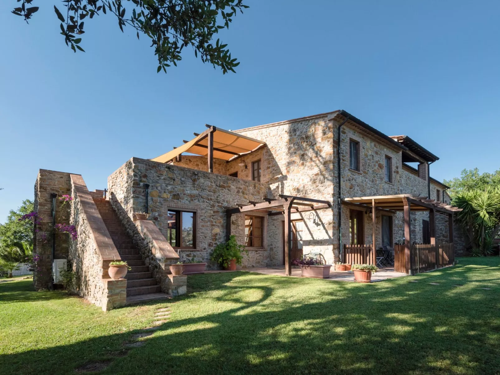 Drei-Zimmer-Wohnung im Bauernhaus-Draußen