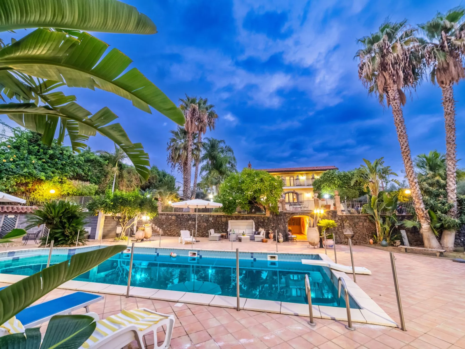 Für 10 Personen in Fiuefreddo di Sicilia, Sizilien (Ostküste von Sizilien)-Image-tags.info